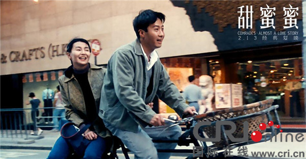 张曼玉骑单车载谢霆锋《甜蜜蜜》场景全新演绎