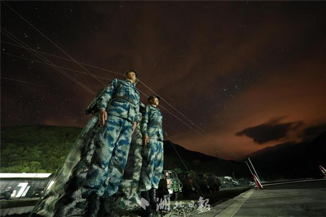 驻鄂空降兵部队特战旅走进秀美高原