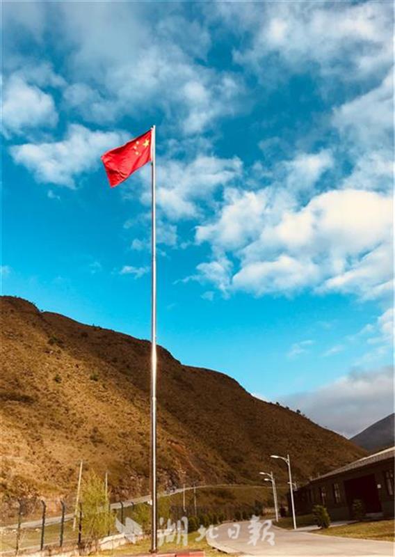 驻鄂空降兵部队特战旅走进秀美高原