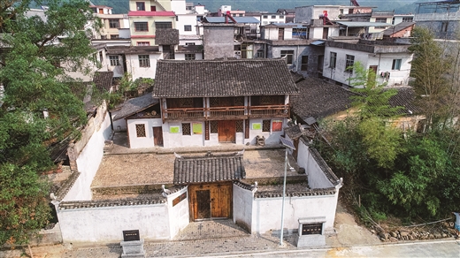 巍巍青山埋忠骨 长征精神励后人