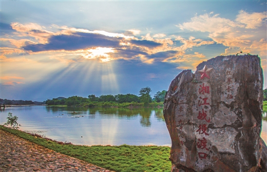 巍巍青山埋忠骨 长征精神励后人