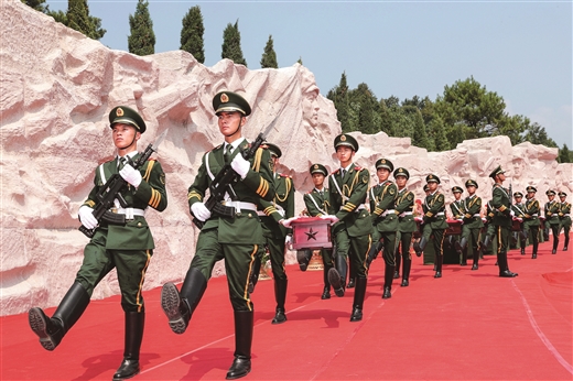 巍巍青山埋忠骨 长征精神励后人