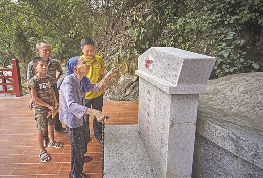 巍巍青山埋忠骨 长征精神励后人