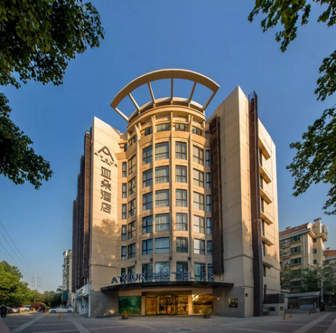 这是一家面朝中山陵一身正气凛然的亚朵酒店