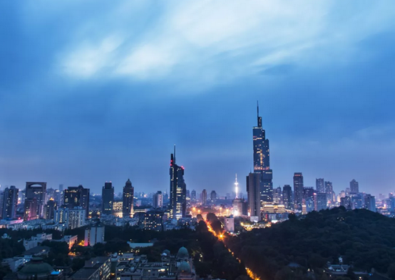 这是一家面朝中山陵一身正气凛然的亚朵酒店