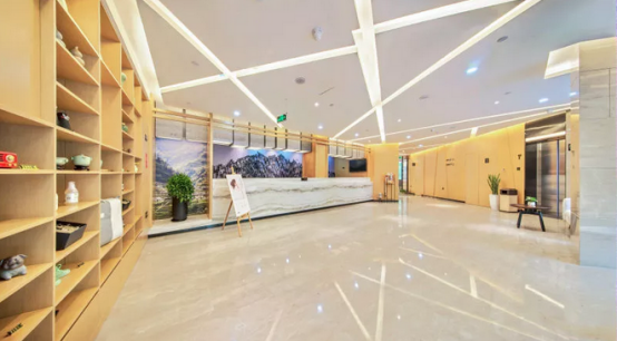 这是一家面朝中山陵一身正气凛然的亚朵酒店