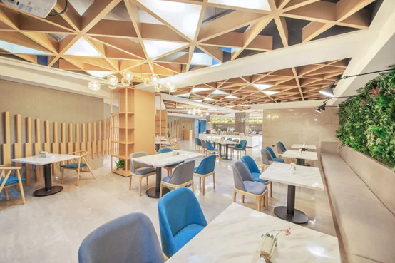 这是一家面朝中山陵一身正气凛然的亚朵酒店