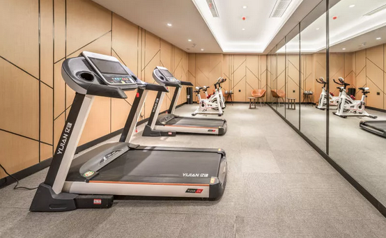 这是一家面朝中山陵一身正气凛然的亚朵酒店