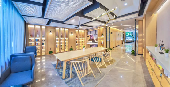 这是一家面朝中山陵一身正气凛然的亚朵酒店