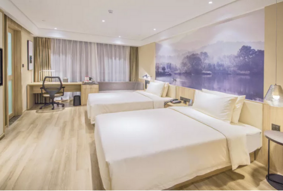 这是一家面朝中山陵一身正气凛然的亚朵酒店