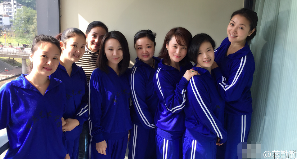 蒋勤勤晒同学聚会照 41岁再秀童子功(组图)