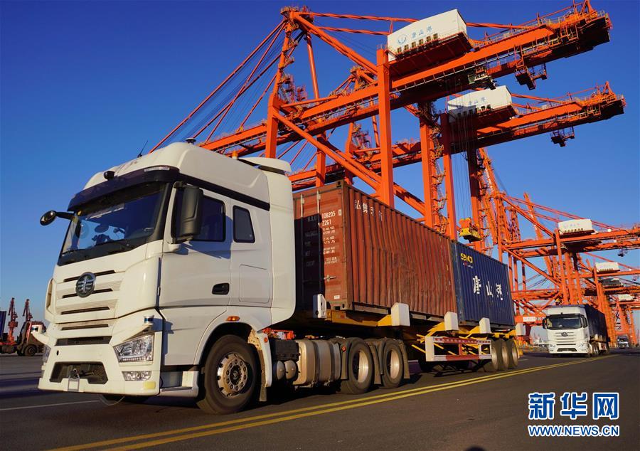 唐山港无人驾驶集装箱卡车投入试运行