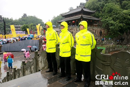 【法制安全】重庆彭水警方护航“一节一赛”开幕式