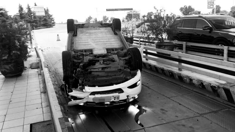 【今日看点】司机打了个哈欠车翻了