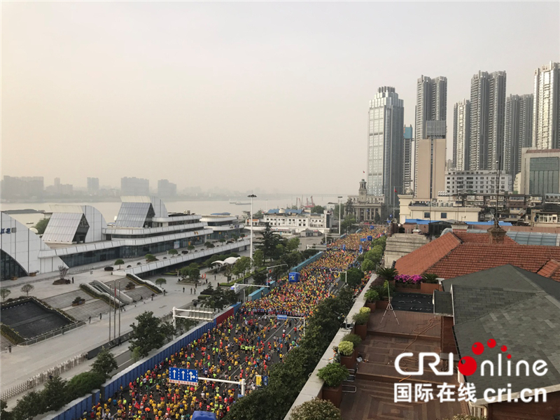 【多语种报道】24000 runners take their mark for 2018 Wuhan Marathon