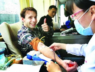 20余位在武汉工作生活的外国人 参与无偿献血