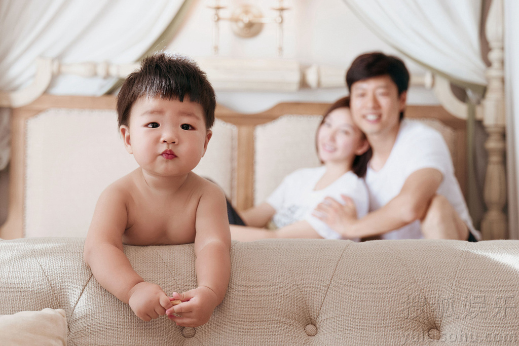 凌潇肃全家福儿子秀肥肉 激萌可爱网友已成肉粉