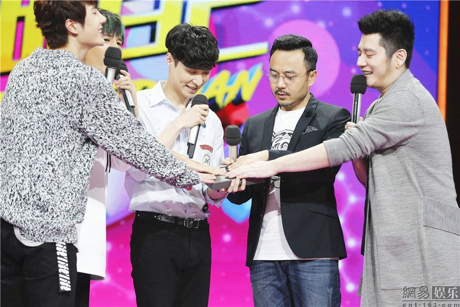 张艺兴《天天》再现性感地板舞