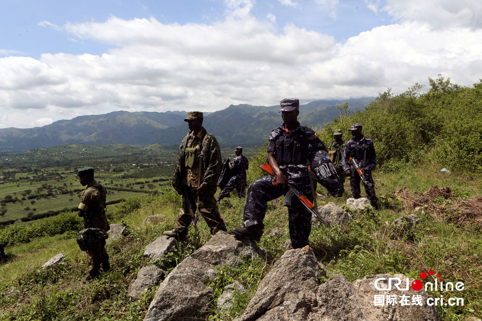 当地时间2016年11月29日,乌干达卡塞塞镇,乌干达人民国防军与警方在