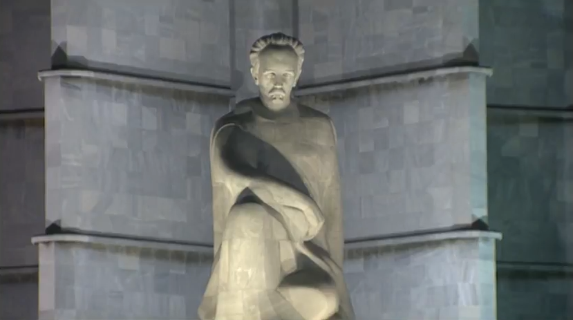 革命广场上何塞·马蒂的雕像