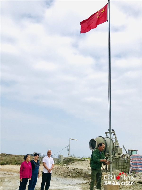 （加急）【广西边境法治观察】京族“升旗手”骆文芳：坚持在自家门口升国旗40余年