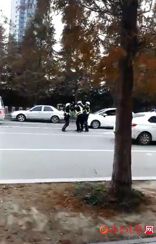 山东临沂两名交通辅警当街互殴 当事人已被辞退