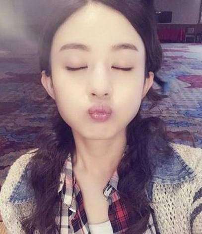 明星卖萌照集合:杨幂女神范儿唐嫣可爱