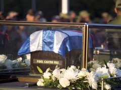 菲德尔·卡斯特罗骨灰在古巴绕境4天 数千民众相送