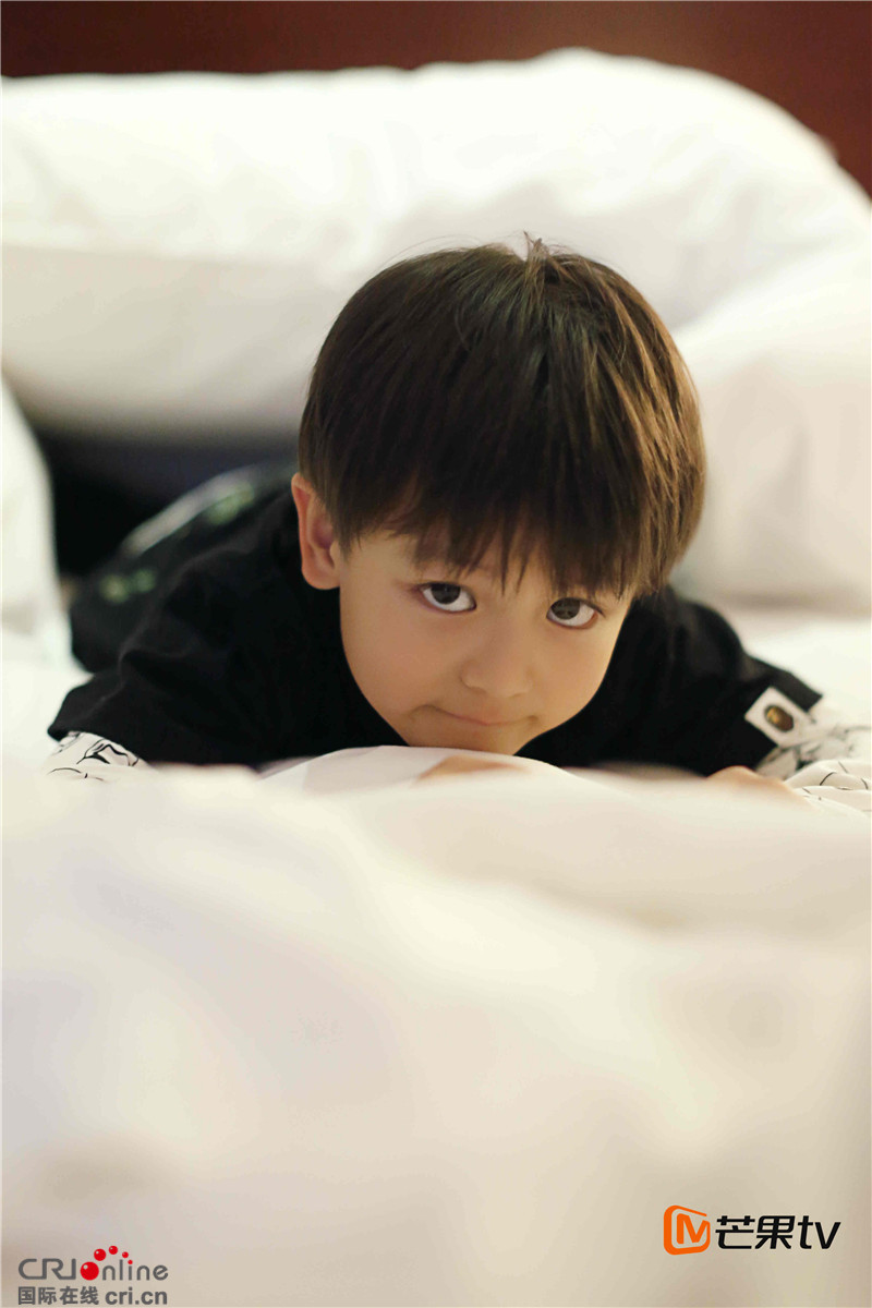 《爸爸4》亮仔搞怪做鬼脸 被窝照软萌似猫咪