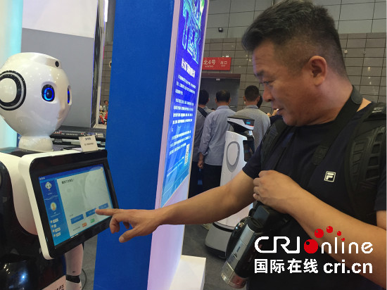 圖片默認標題 圖片默認標題_fororder_7.與科大訊飛智慧機器人“交流”_meitu_4