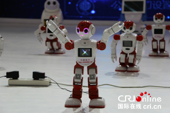 圖片默認標題_fororder_8.2018 世界製造業大會上的智慧機器人伴著音樂翩翩起舞_meitu_5