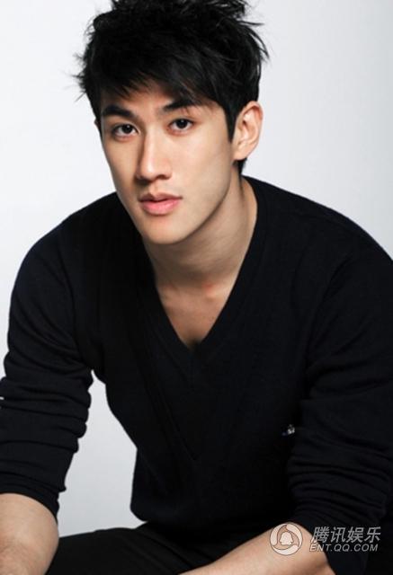 无论男女明星,都在慢慢进化着一张辨识度越来越低的网红脸,千篇一律的