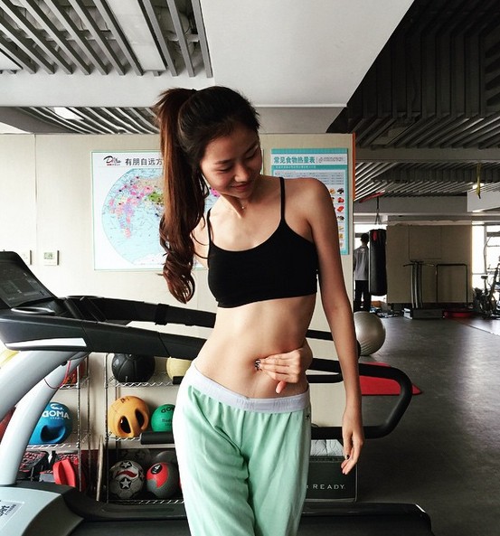 陈露玩反手摸肚脐眼游戏