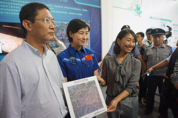 【焦點圖-大圖】航天員劉洋亮相安陽航空運動文化旅遊節