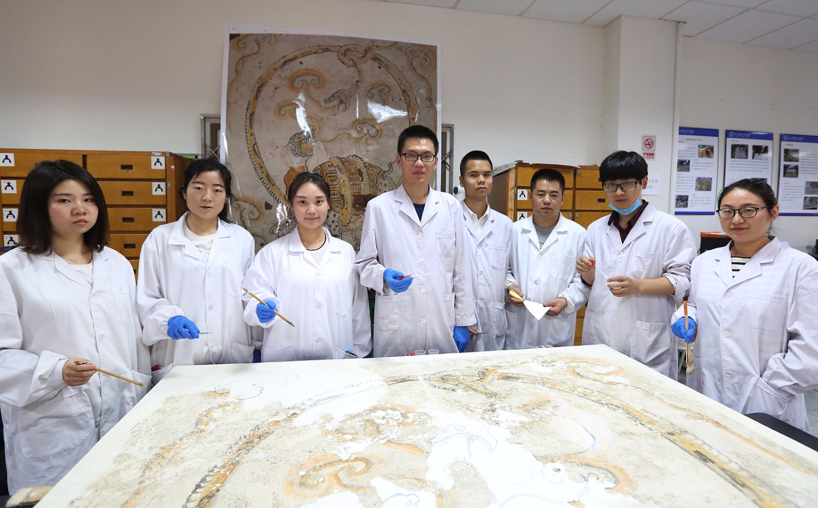 这群80后"壁画医生"让千年历史重获新生