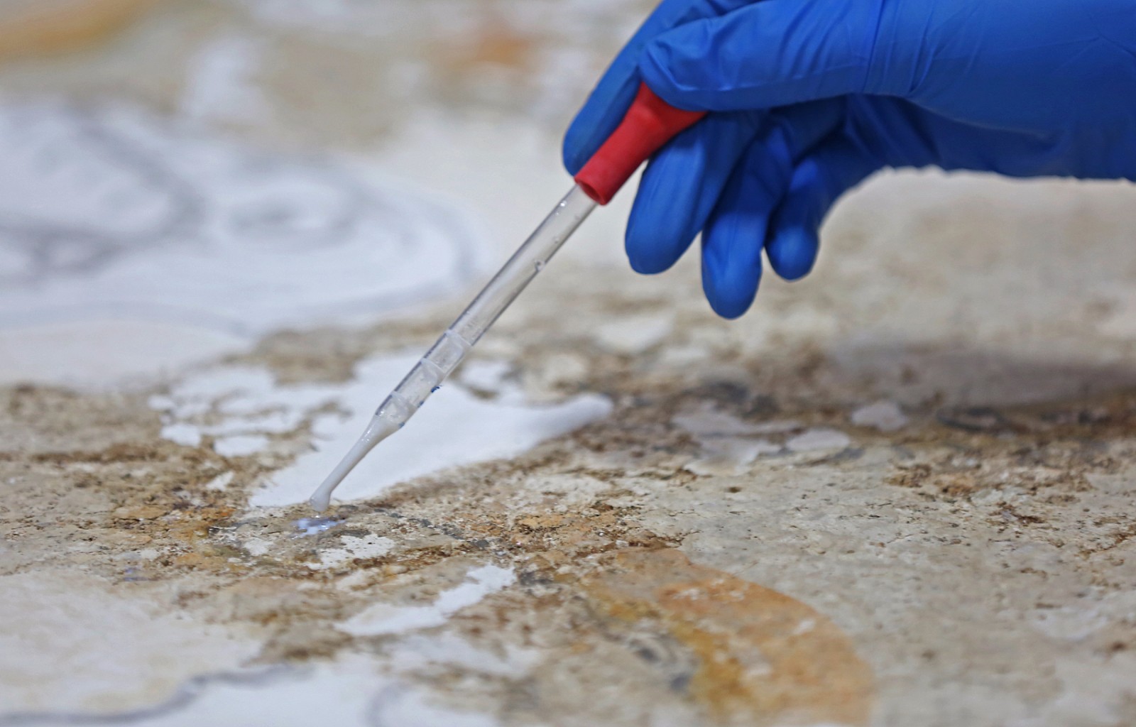 这群80后"壁画医生"让千年历史重获新生