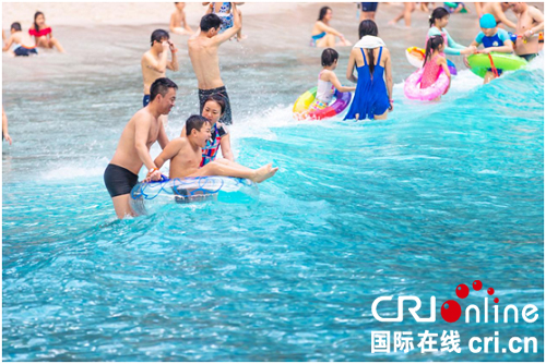 【黑龙江】【合作方供稿】哈尔滨波塞冬水世界周年狂欢季启动 儿童免费玩
