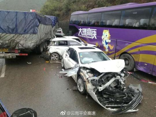 云南昆楚高速公路发生24车追尾事故致2人轻伤