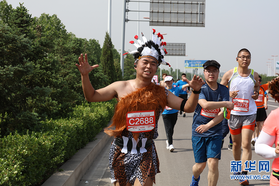 山西：2018临汾“尧王杯”马拉松赛上有一道亮丽的风景线
