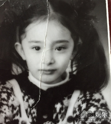 杨幂爸爸晒其童年照 绑双马尾是个萌妹子