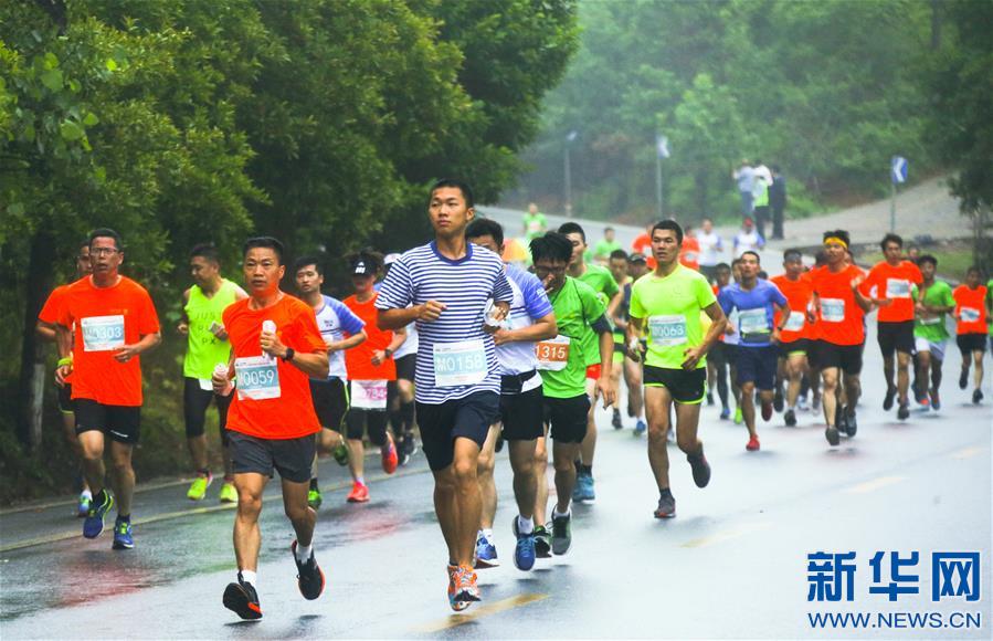 江西：2018中国莲花美丽乡村国际半程马拉松鸣枪开跑
