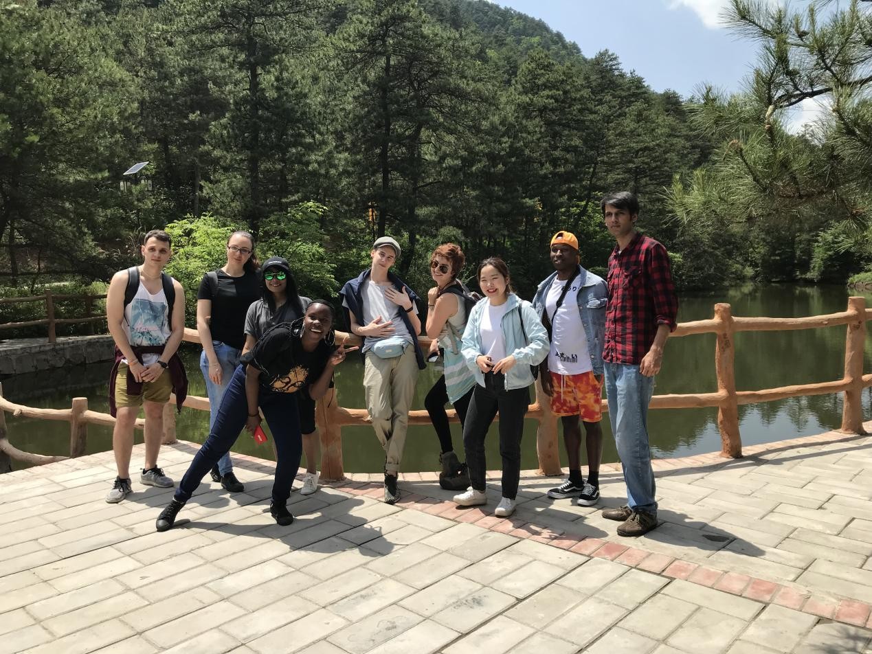 【三秦大地 延安+国际范 摘要和显示图在稿件最下方】留学生沉醉陕北绿洲好风光