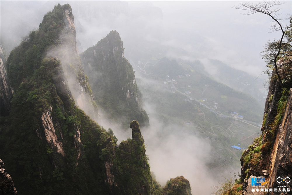 航拍湖北恩施黃鶴橋 霧繞青峰如夢如幻