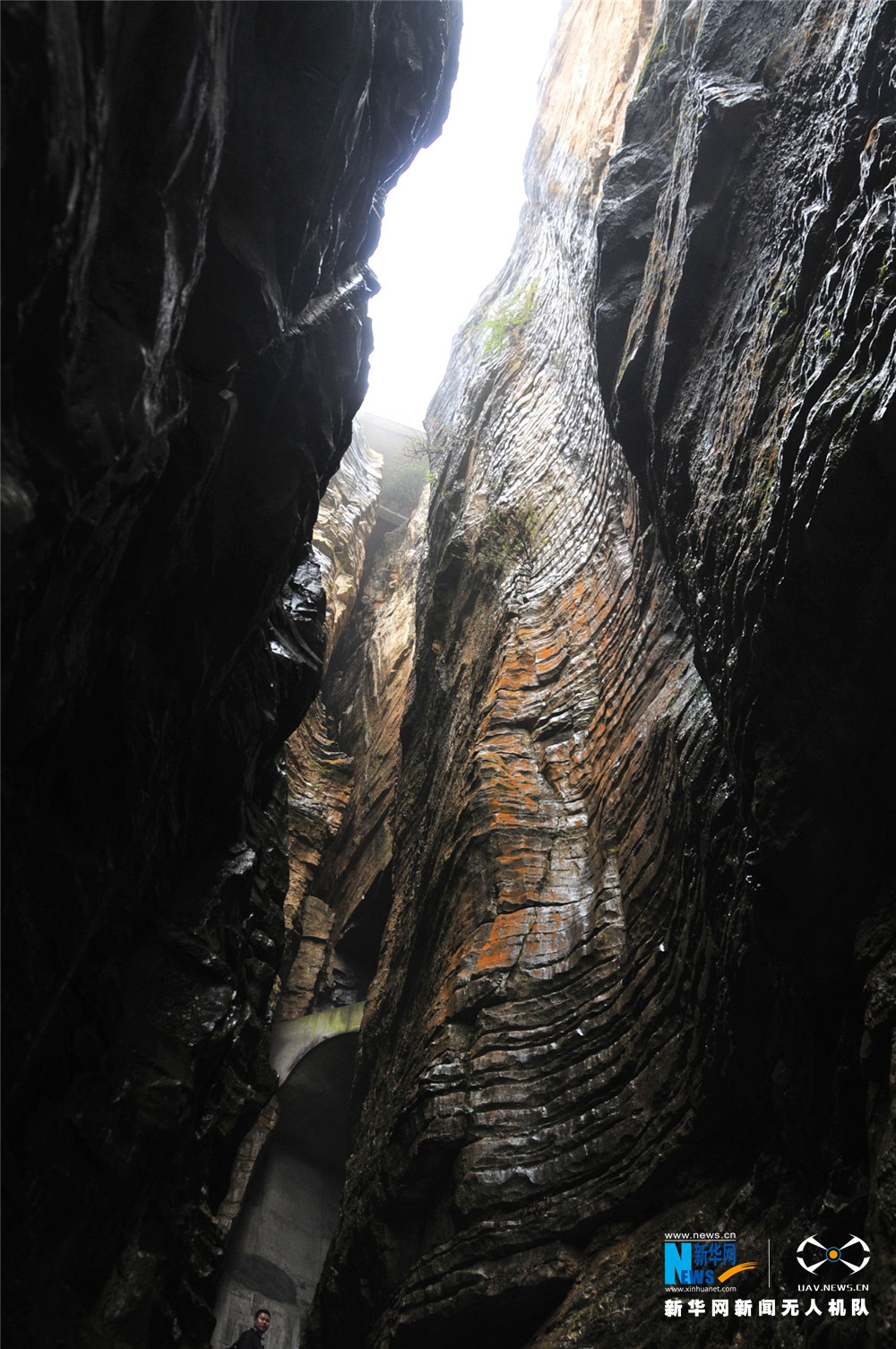 航拍湖北恩施黃鶴橋 霧繞青峰如夢如幻