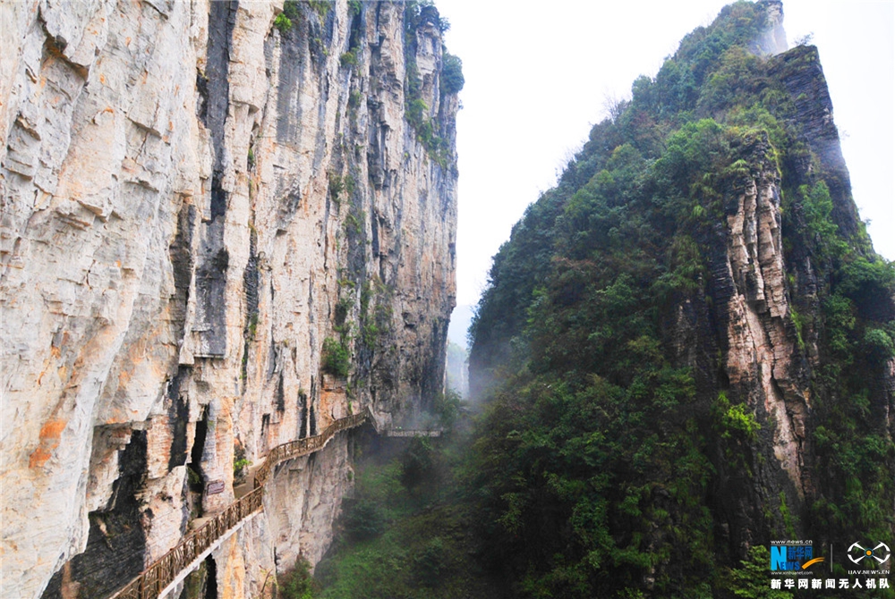 航拍湖北恩施黃鶴橋 霧繞青峰如夢如幻