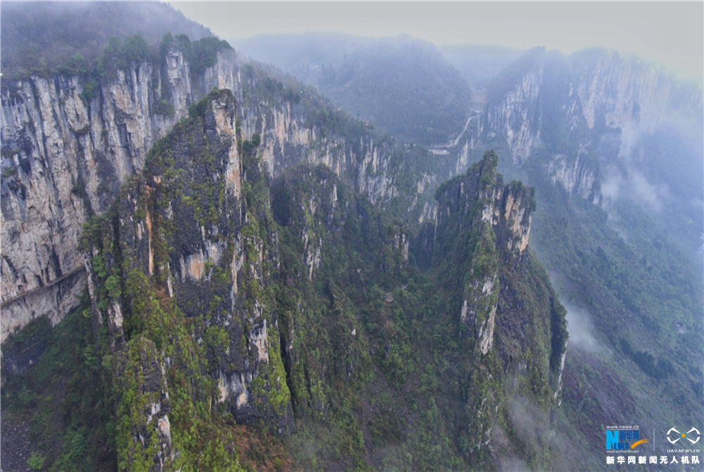 航拍湖北恩施黃鶴橋 霧繞青峰如夢如幻