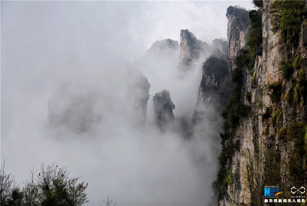 航拍湖北恩施黃鶴橋 霧繞青峰如夢如幻