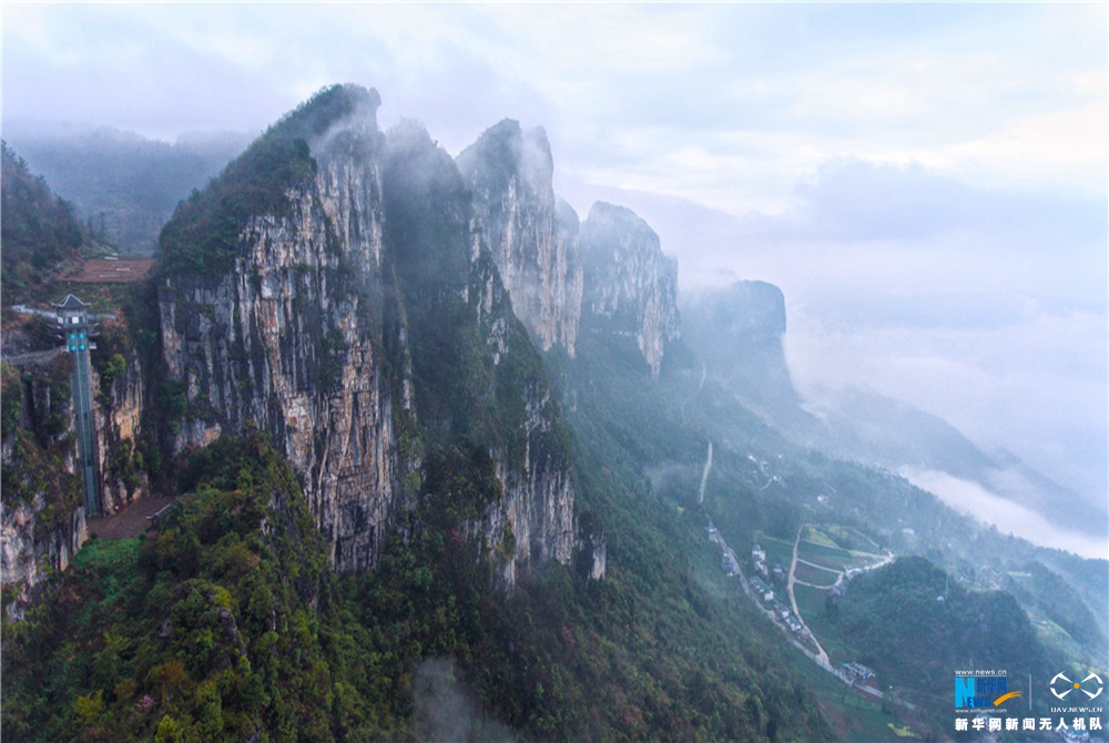 航拍湖北恩施黃鶴橋 霧繞青峰如夢如幻