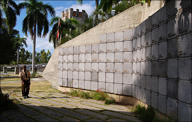 卡斯特罗墓碑靠近战友的墓碑