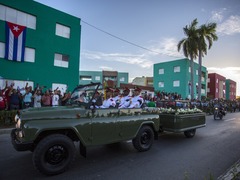 古巴革命领袖菲德尔·卡斯特罗骨灰安葬 民众送别